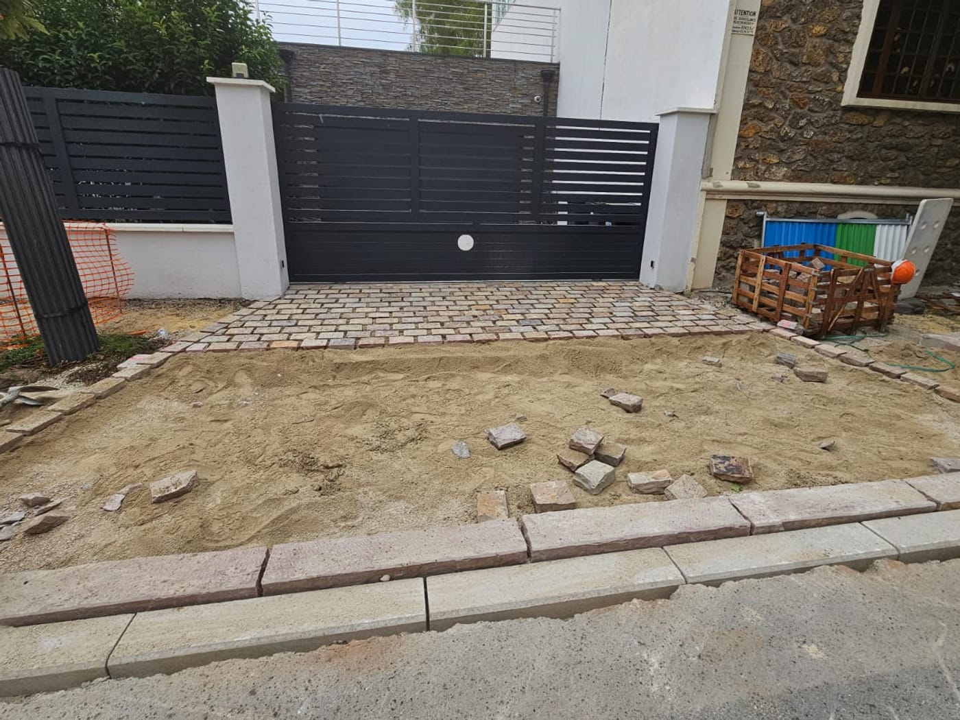 Accès de maison en pavés de grès – avant
