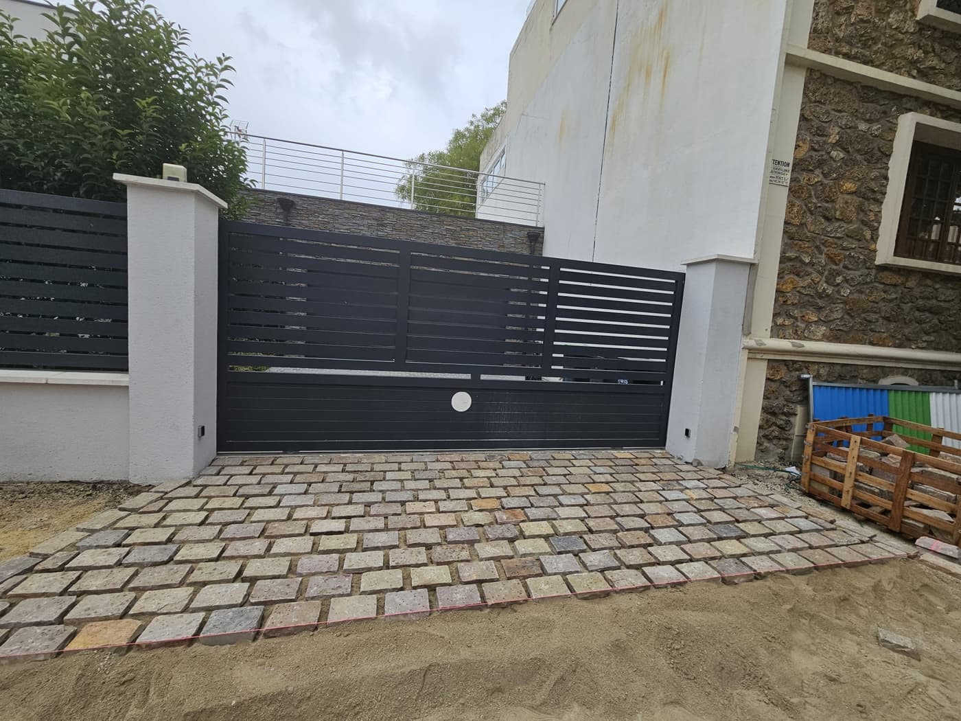 Entrée pavée en grès
