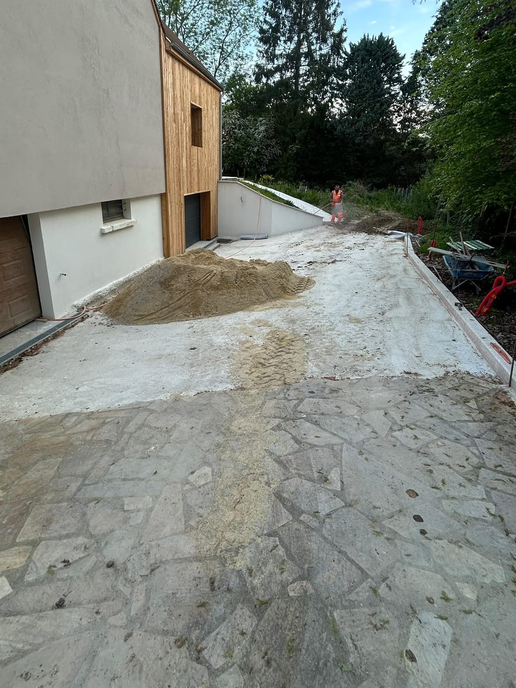 Allée et terrasse en pierre naturelle – avant