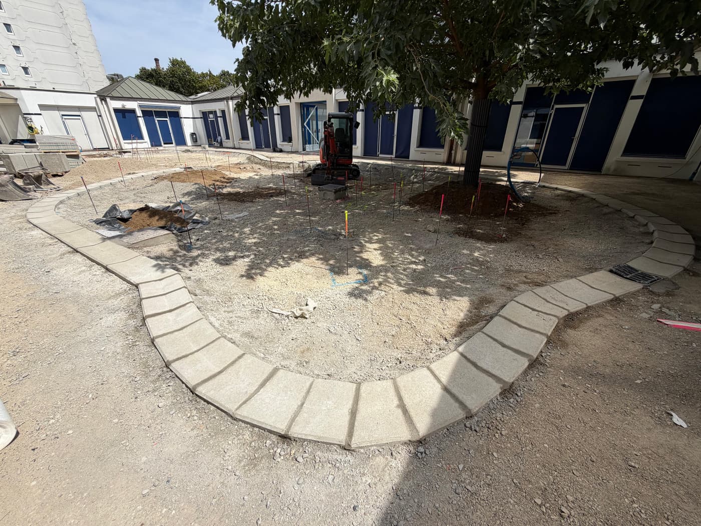 Bordures caniveaux dans une cour d'école primaire