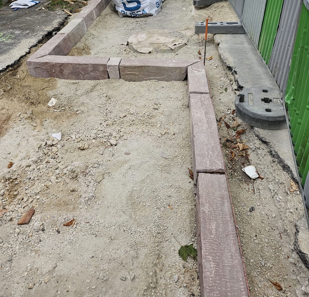 Bordures en grès sur un trottoir