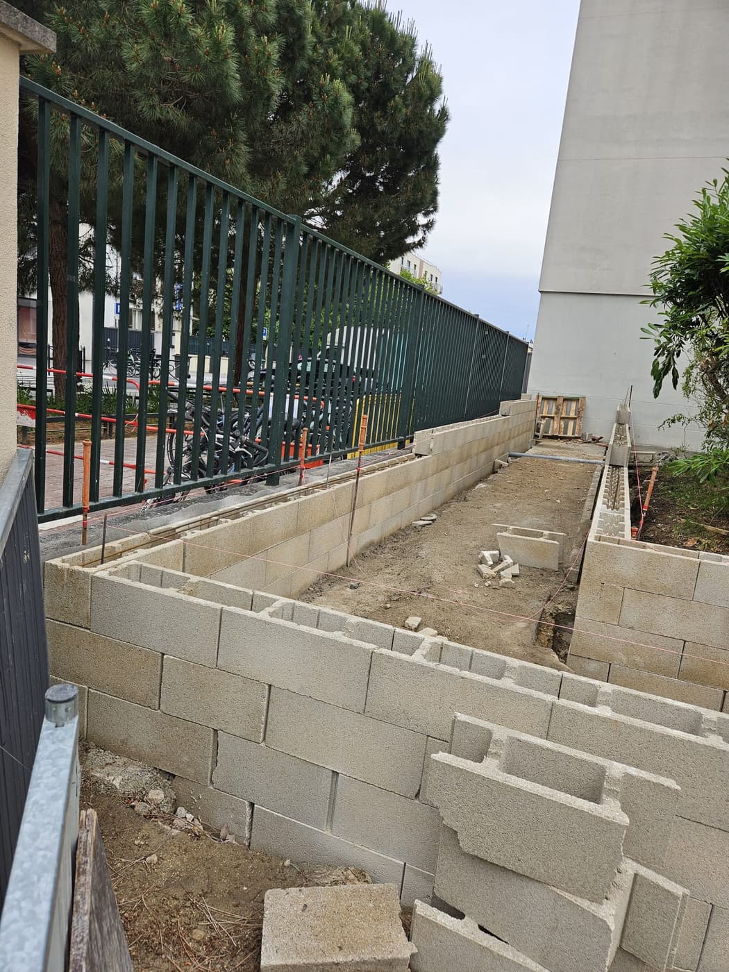 Montage des murs en blocs béton