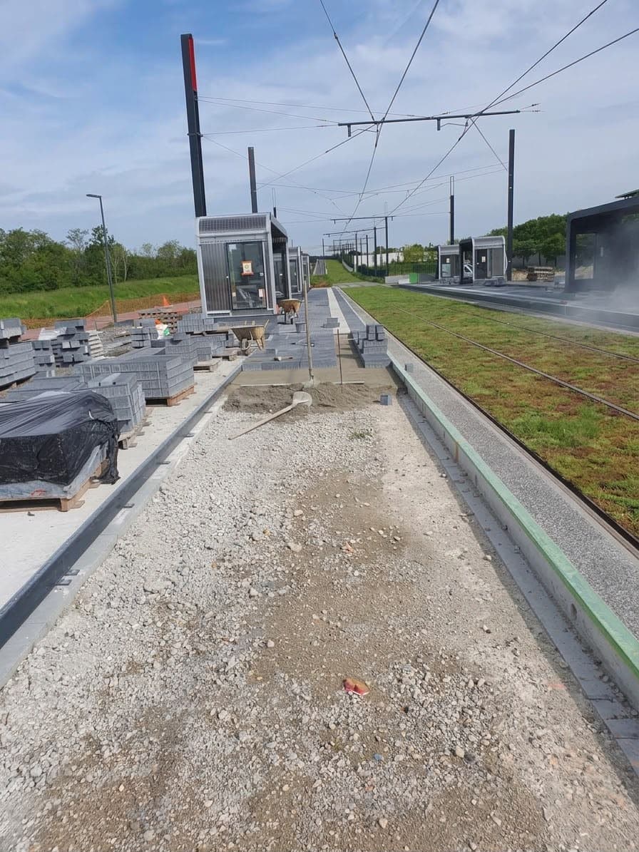 Quai de station de tramway en dalles béton – pendant